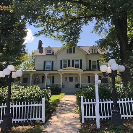 Love Lane Bed & Breakfast 웨인즈빌 외부 사진